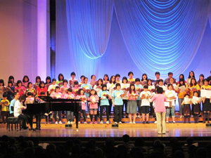 合唱する田村ピアノ教室の生徒たち